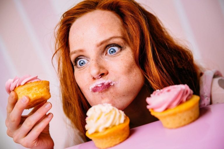 Vrouw eet zoete cupcakes