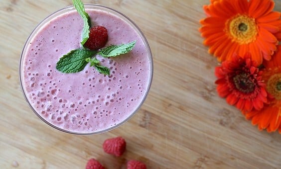 Ontbijtsmoothie met munt, framboos en havermout